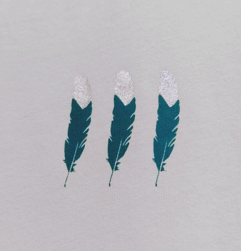 <A 000a003ac> Small Teal/Silver Feathers Tee (White)