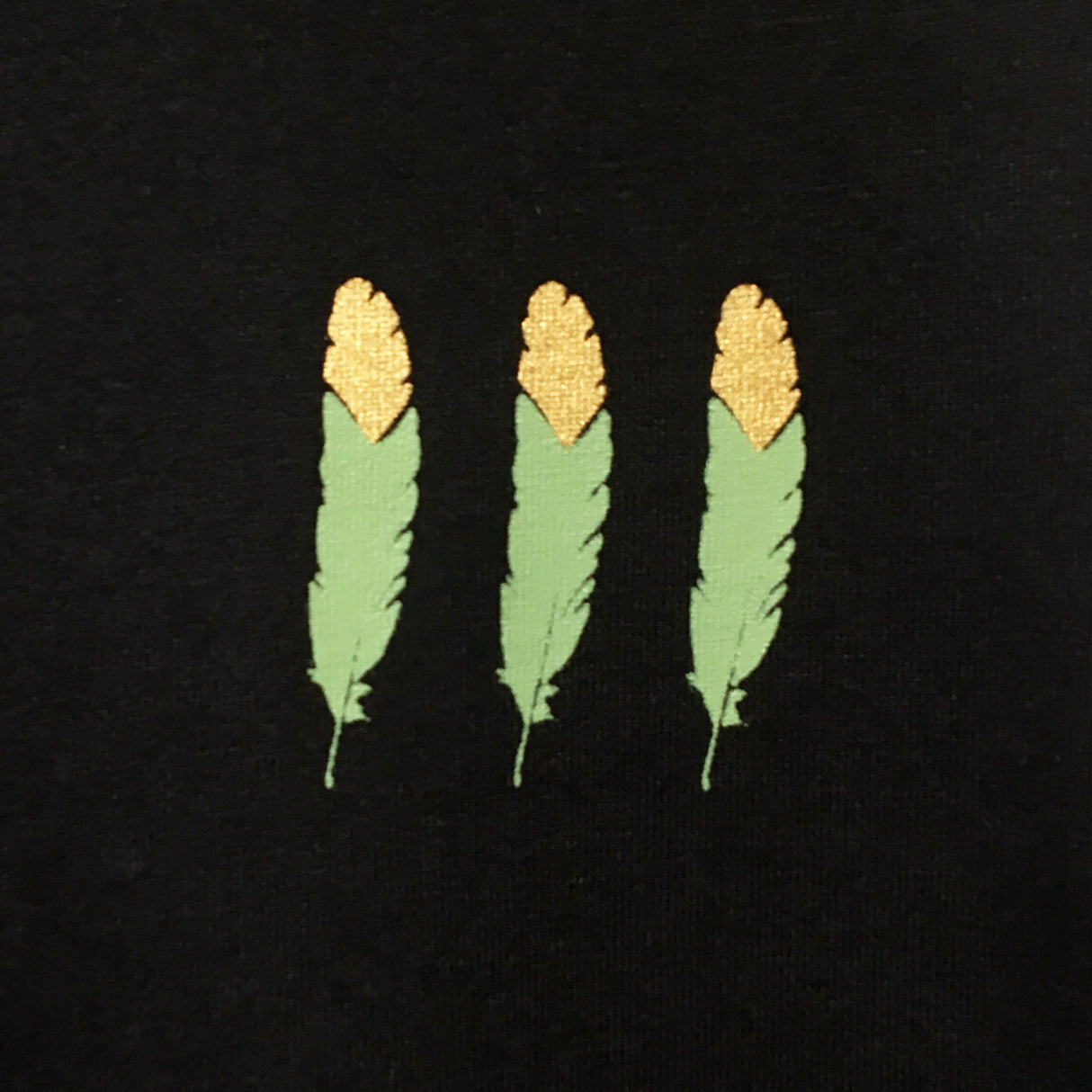 <A 000a003b> Small Green/Gold Feathers Tee (black)