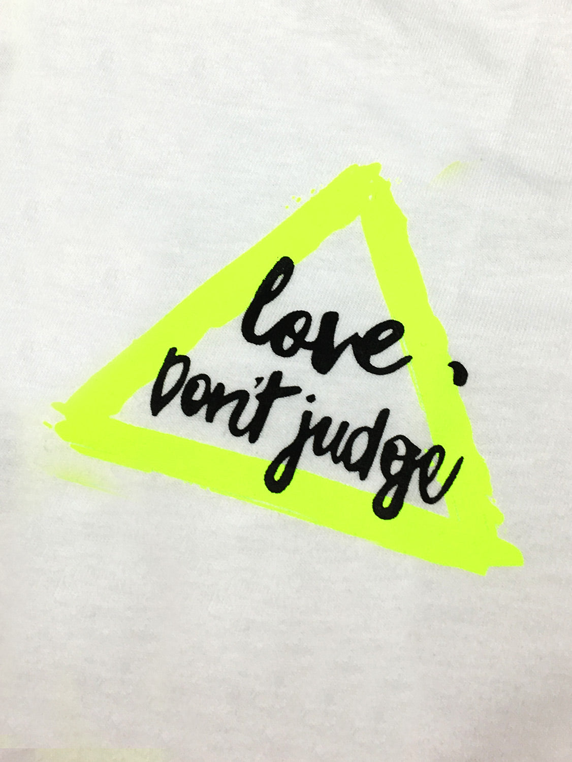 <A 000a002xa> Love, Don't Judge Tee - White