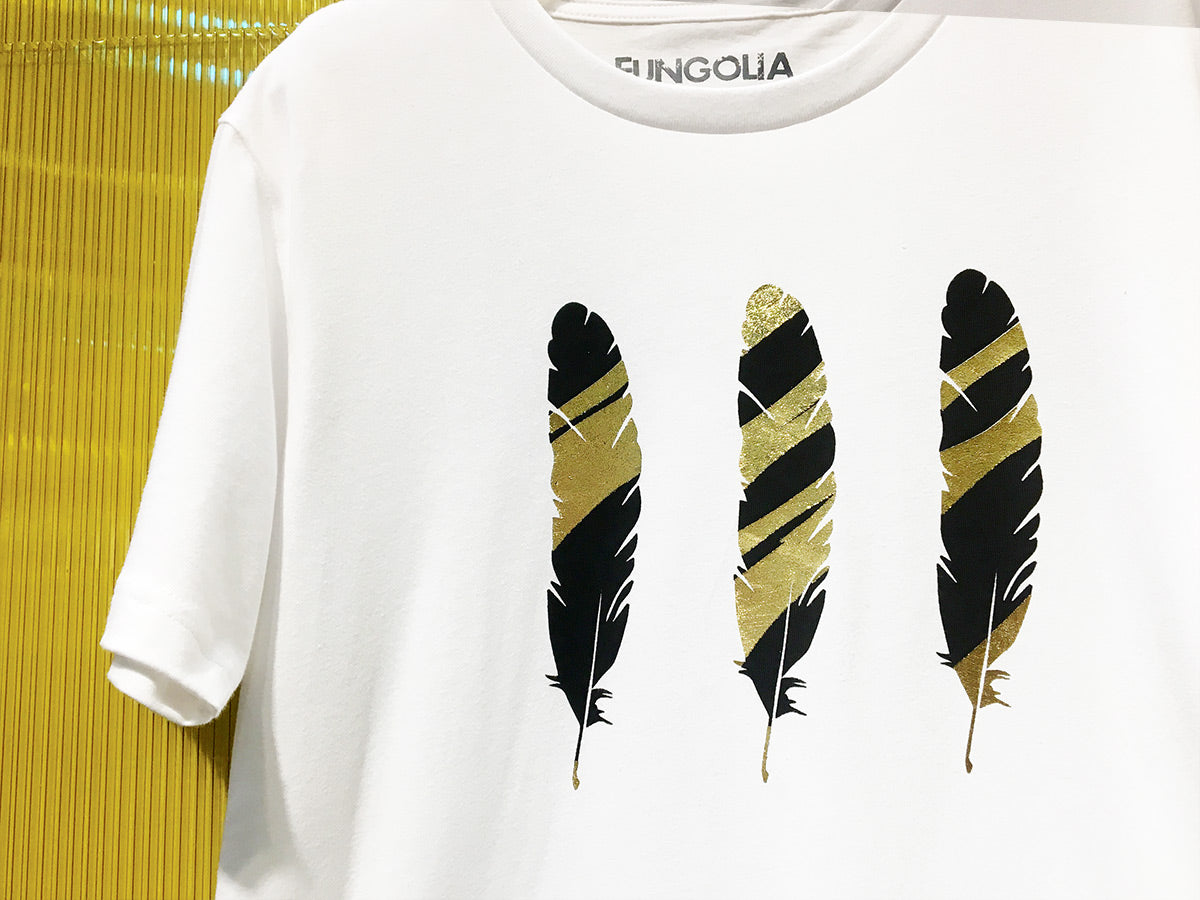 <A 000a003aa> Fungolia 4th Anniversary Large Feather Tee - Gold & Black (White)