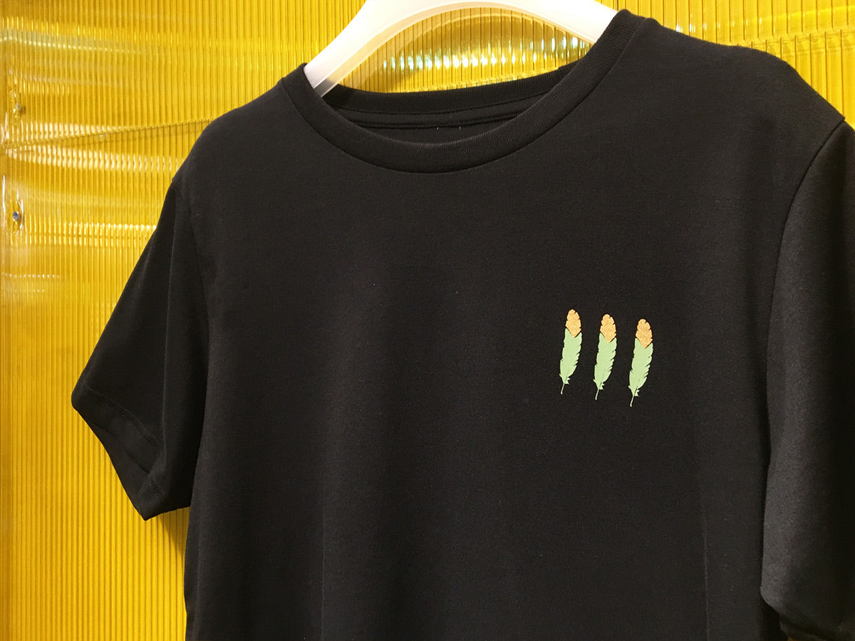 <A 000a003b> Small Green/Gold Feathers Tee (black)