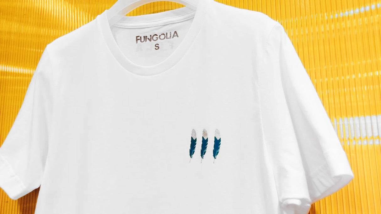 <A 000a003ac> Small Teal/Silver Feathers Tee (White)