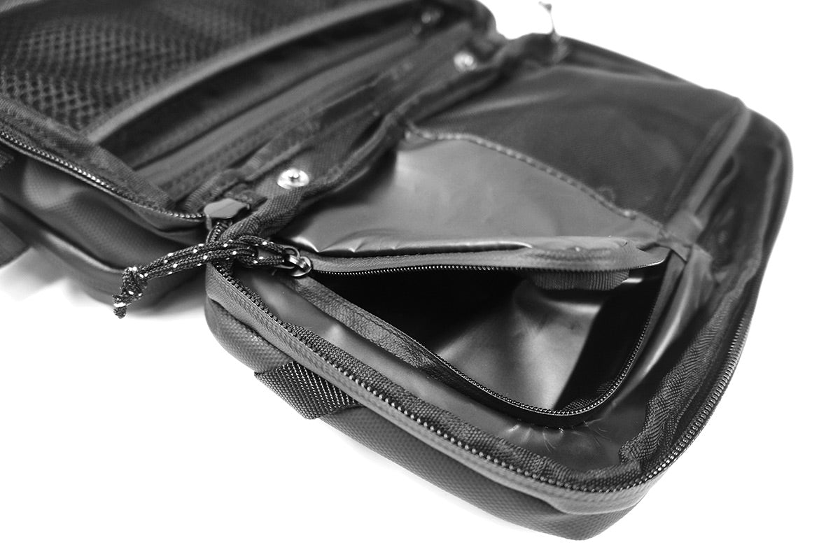 <A 000a001a92tx> Fungolia Mid-sized Expandable Premium Toiletry Bag (Matte Black)